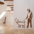 Brūna vinila sienas uzlīme Banksy Dog Walking Interjera dekors — 88 x 100 cm