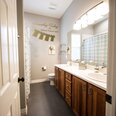 Vinila sienas uzlīme veļas mazgāšanai un motivācijas uzraksti zelta krāsā vannas istabas interjera dekors - 100 x 66 cm