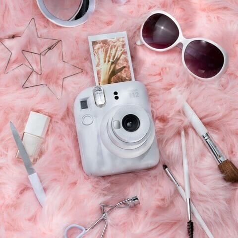 Fujifilm Instax Mini 12, Clay White цена и информация | Momentfoto kameras | 220.lv