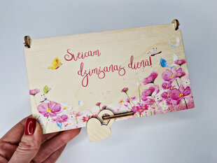 Деревянная коробочка для купюр с цветным цветочным рисунком и надписью “Sveicam dzimšanas dienā!” цена и информация | Другие оригинальные подарки | 220.lv