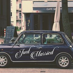 Balta vinila uzlīme Just Married automašīnas vai sienas interjeram vai auto dekoram kāzām - 80 x 27 cm cena un informācija | Dekoratīvās uzlīmes | 220.lv