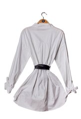 Белая длинная рубашка с черным поясом - New Sunshine цена и информация | Женские блузки, рубашки | 220.lv