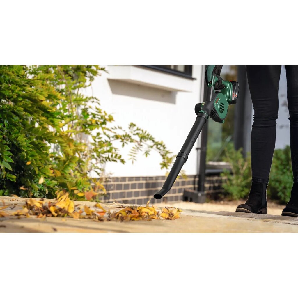 Akumulatora lapu pūtējs Bosch Universal LeafBlower 18V-130 Solo цена и информация | Lapu pūtēji, zaru smalcinātāji, slaucīšanas iekārtas | 220.lv