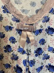 Naktskrekls no viskozes gaišā baltā krāsā ar ziliem un rozā ziediem cena un informācija | Naktskrekli, pidžamas | 220.lv