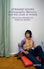 Strange Hours: Photography, Memory, and the Lives of Artists cena un informācija | Grāmatas par fotografēšanu | 220.lv