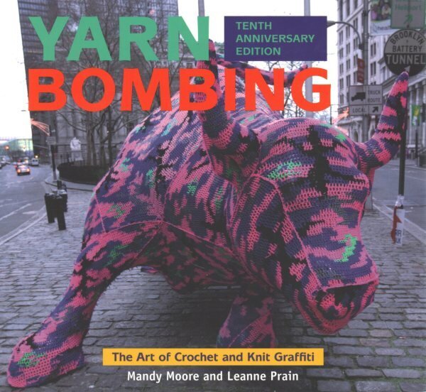 Yarn Bombing: The Art of Crochet and Knit Graffiti: Tenth Anniversary Edition cena un informācija | Grāmatas par veselīgu dzīvesveidu un uzturu | 220.lv