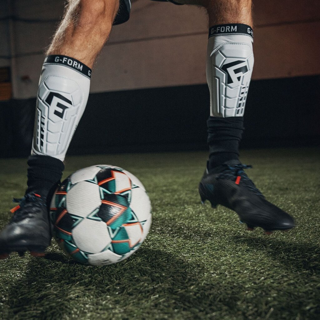 Futbola kāju aizsargi G-Form Pro-S Vento, balti cena un informācija | Futbola formas un citas preces | 220.lv