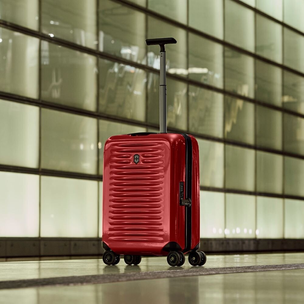 Koferis rokas bagāžai Victorinox Airox Carry-on, sarkans cena un informācija | Koferi, ceļojumu somas | 220.lv