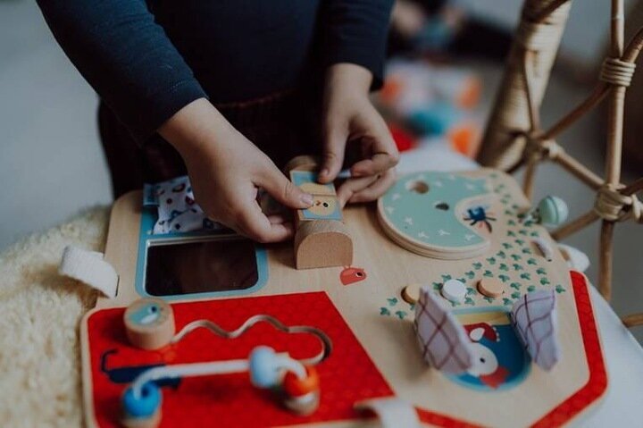 Montessori sensorais dēlis no 9 mēnešu fermas Lilliputiens cena un informācija | Rotaļlietas zīdaiņiem | 220.lv