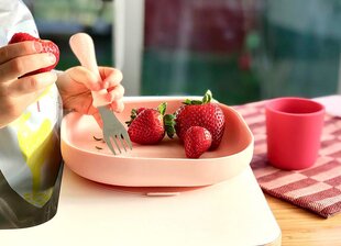 Šķīvis ar lipīgu apakšu Beaba, gaiši rozā, 4+ mēneši cena un informācija | Bērnu trauki, piena uzglabāšanas trauciņi un piederumi | 220.lv