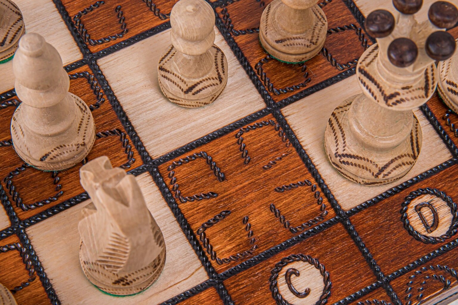 Galda spēle koka šahs Junior, 41 x 41 cm cena un informācija | Galda spēles | 220.lv