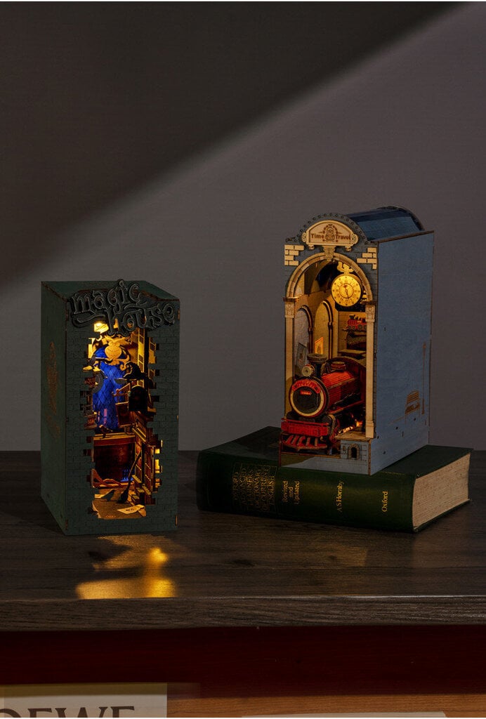 Saliekamā koka miniatūra TM Varvikas - Magic House Book Nook Kit RDS005e цена и информация | Konstruktori | 220.lv