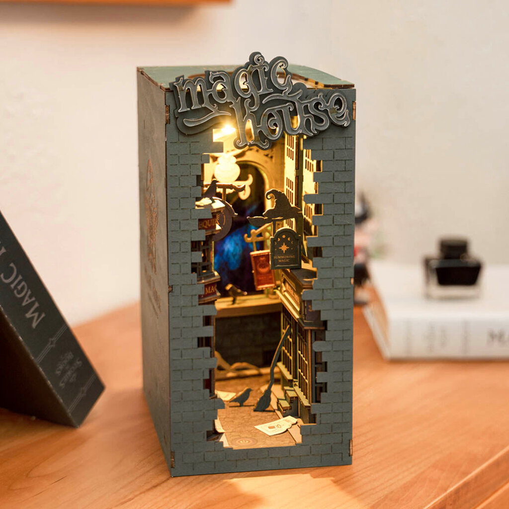 Saliekamā koka miniatūra TM Varvikas - Magic House Book Nook Kit RDS005e cena un informācija | Konstruktori | 220.lv