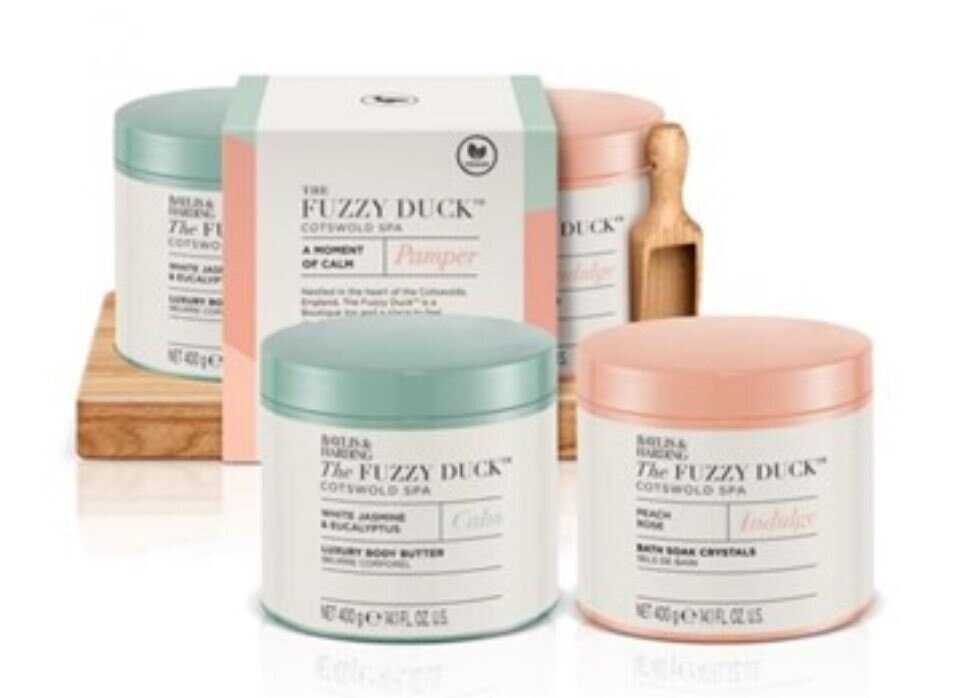 Kosmētikas komplekts Baylis & Harding The Fuzzy Duck Cotswold Spa A Moment of Calm: vannas kristāli 400 g + ķermeņa sviests 400 g + koka kausiņš cena un informācija | Ķermeņa krēmi, losjoni | 220.lv