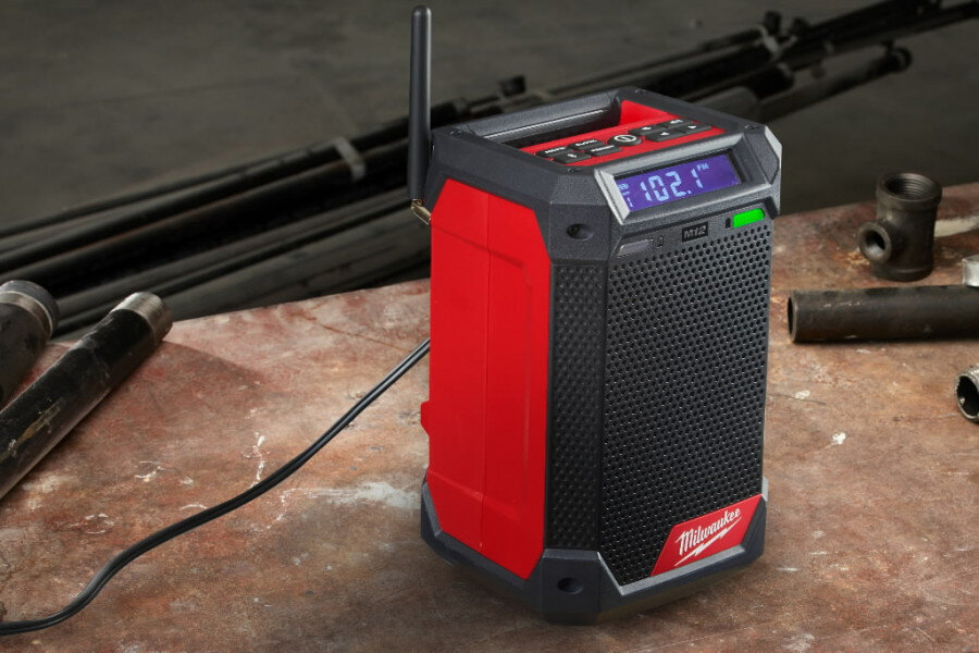 Akumulatora radio-lādētājs M12 RCDAB+-0 karkass, Milwaukee tools 4933472114&MW цена и информация | Radioaparāti, modinātājpulksteņi | 220.lv