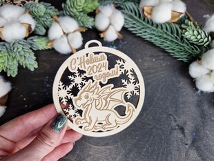 Рождественская деревянная игрушка на ёлку с гравировкой дракона и надписью цена и информация | Елочные игрушки | 220.lv