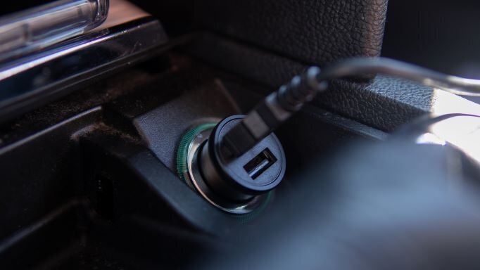 Swissten Auto Ladētājs 2x USB 4.8A cena un informācija | Lādētāji un adapteri | 220.lv