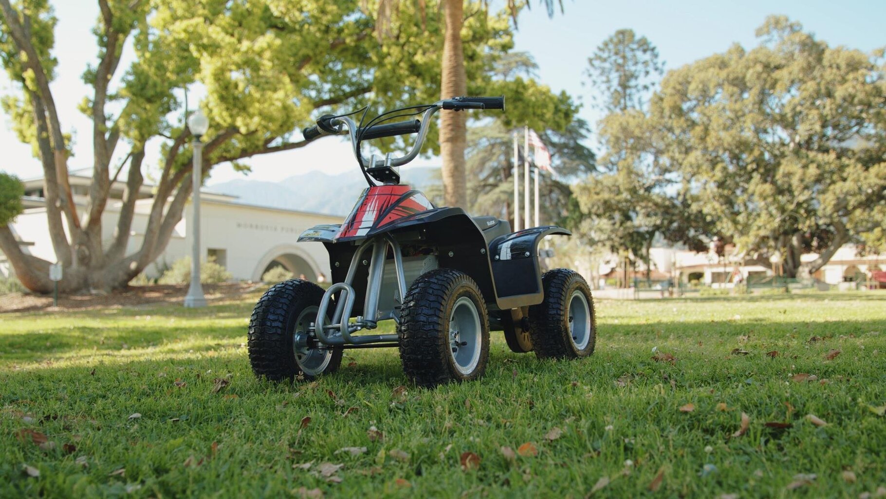 Elektriskais kvadracikls Razor Dirt Quad, melns cena un informācija | Bērnu elektroauto | 220.lv