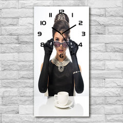 Sienas pulkstenis Sieviete ar brillēm cena un informācija | Pulksteņi | 220.lv