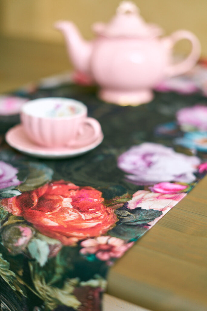 Košu ziedu dizaina galda celiņš Francine Black, 40x190 cm, Hortensias Home cena un informācija | Galdauti, salvetes | 220.lv