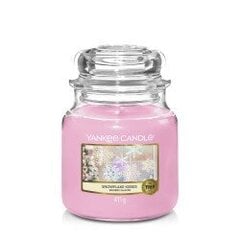 Sniegpārslu skūpsti vidēja izmēra svece 411g Yankee Candle cena un informācija | Sveces un svečturi | 220.lv