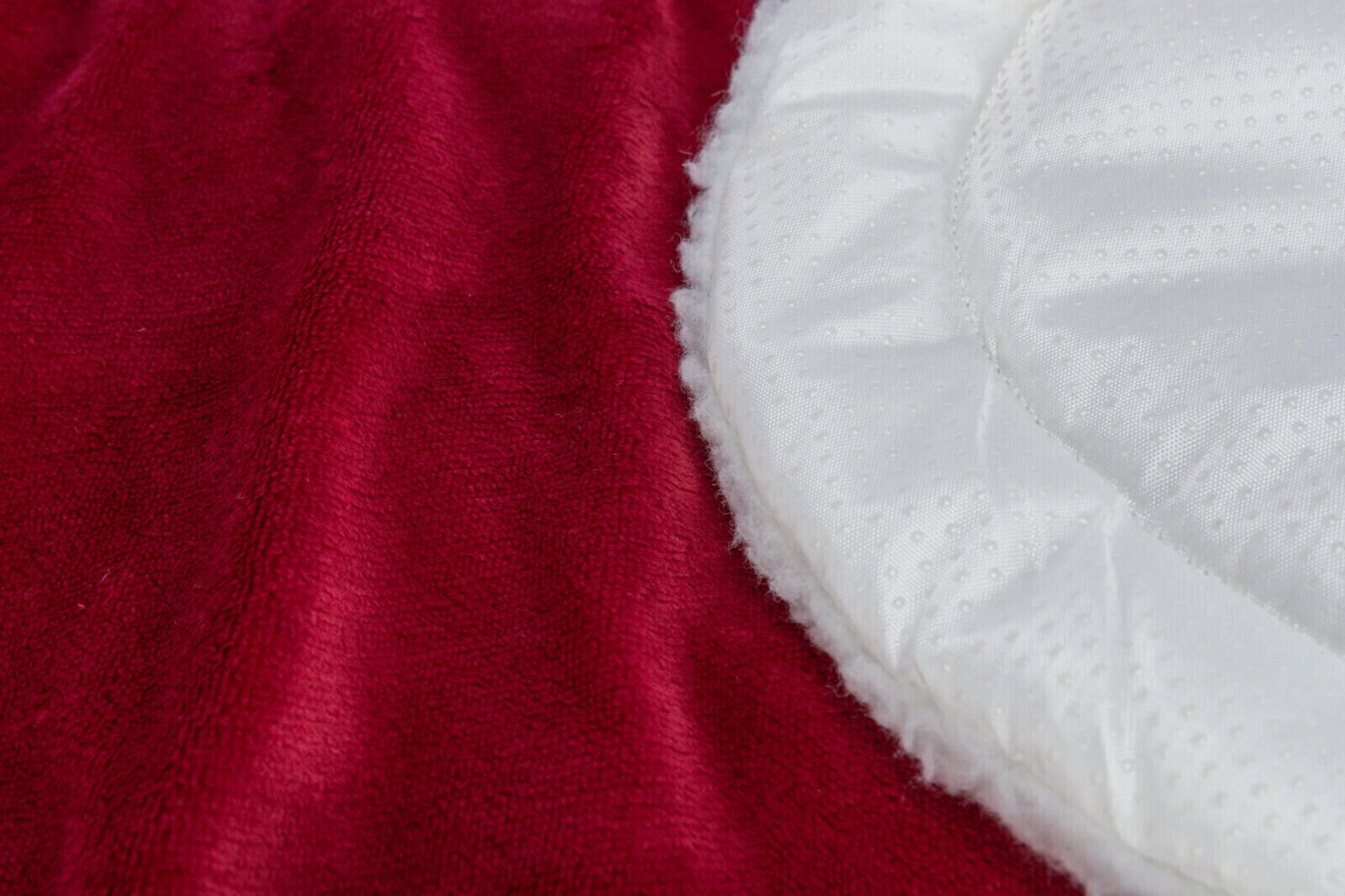 Paklājiņš mājdzīvniekam Trixie Xmas Nevio, 75x47 cm, balts/sarkans цена и информация | Suņu gultas, spilveni, būdas | 220.lv