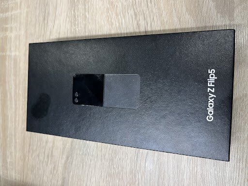 Prece ar bojājumu. Samsung Galaxy Flip5 8/512GB SM-F731BZAHEUE Graphite cena un informācija | Preces ar bojājumiem | 220.lv