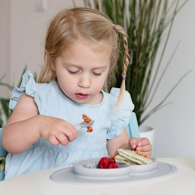 Silikona barošanas komplekts Ezpz, pelēks, 12 mēneši+ cena un informācija | Bērnu trauki, piena uzglabāšanas trauciņi un piederumi | 220.lv