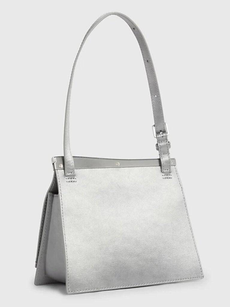 Soma sievietēm Calvin Klein Metal Edge Shldr Bag Sm-Silver 545010498 cena un informācija | Sieviešu somas | 220.lv