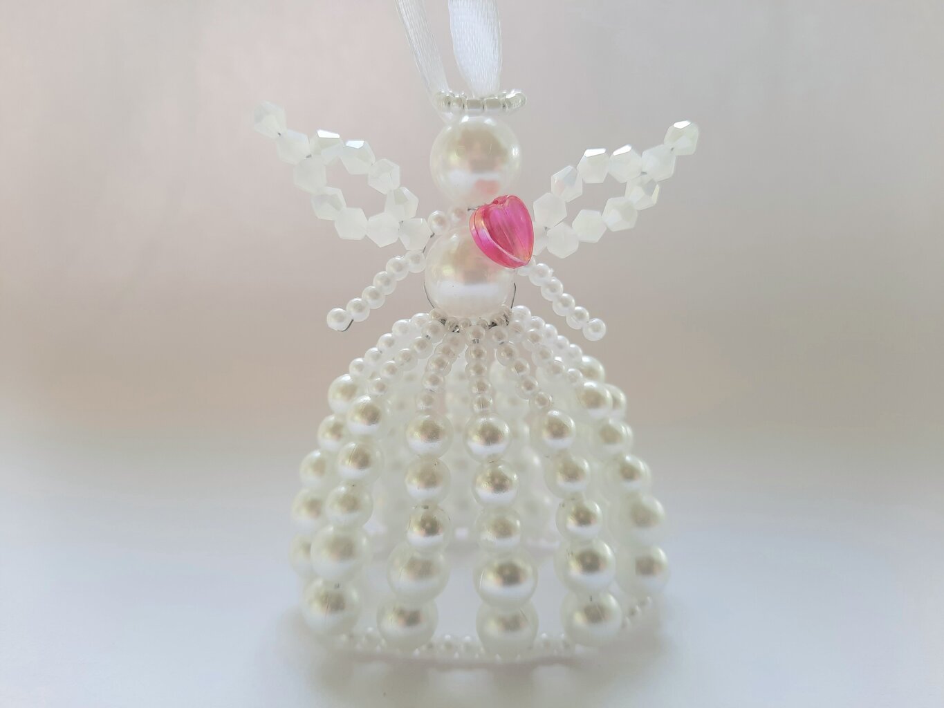 Pērlīšu eņģelis baltā krāsā ar rozā sirdi kristībām, raudzībām, Ziemassvētkiem cena un informācija | Svētku dekorācijas | 220.lv