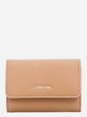 Maks sievietēm Calvin Klein Ck Must Trifold Sm Brown Sugar 545010474 cena un informācija | Sieviešu maki, karšu maki | 220.lv