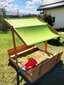 Impregnēta koka smilšu kaste ar zaļu jumtiņu un 300 kg smiltīm, 140x140 cm cena un informācija | Smilšu kastes, smiltis | 220.lv