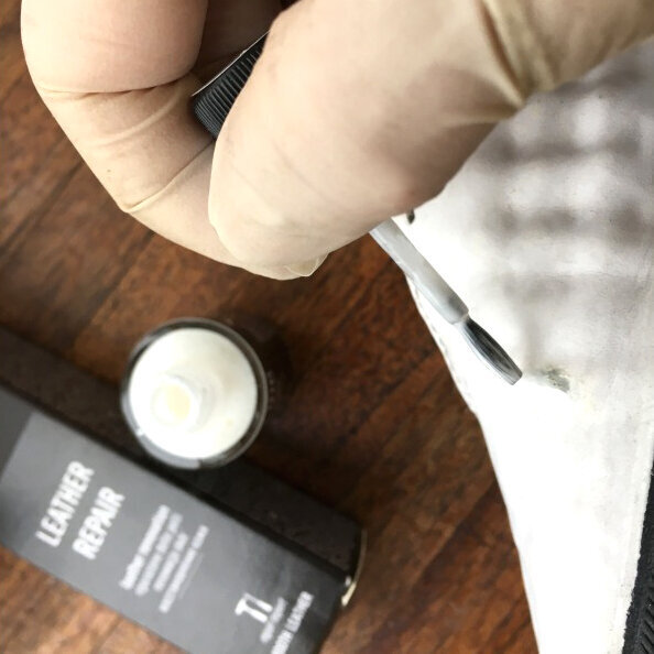 Krāsu korektors dabīgai un mākslīgai ādai - Coccine Leather Repair (melnais, sarkans), 10 ml cena un informācija | Līdzekļi apģērbu un apavu kopšanai | 220.lv