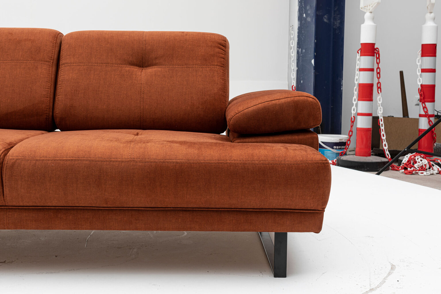 Dīvāns-gulta Atelier Del Sofa Mustang, oranža cena un informācija | Dīvāni | 220.lv