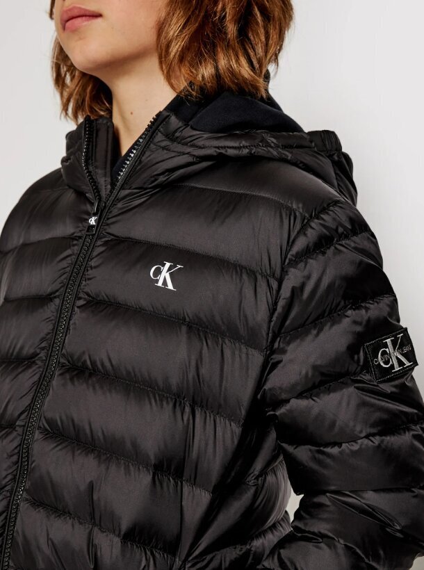 Calvin Klein jaka zēniem CK Light Down Jacket IB0IB00554 BEH, melna cena un informācija | Zēnu virsjakas | 220.lv