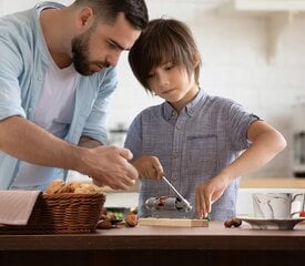 Valriekstu Kraukšķis U. C. Uz Neslīdošas Pamatnes Izturīgs Tērauds cena un informācija | Virtuves piederumi | 220.lv