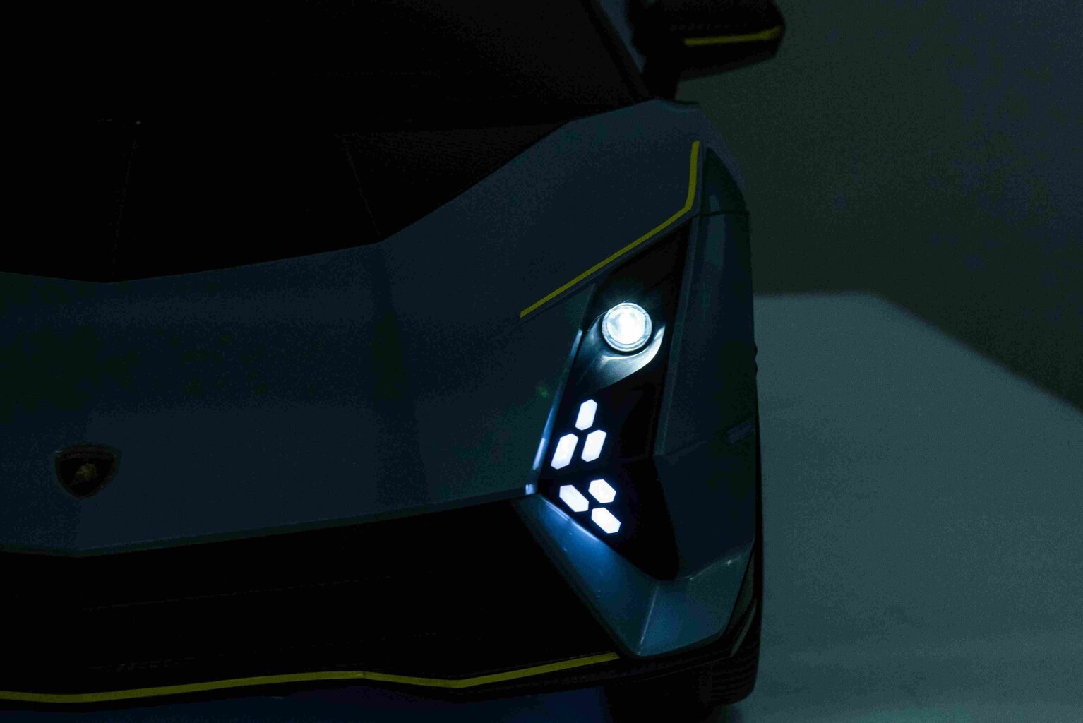 Vienvietīgs bērnu elektroauto Lamborghini Invencible, balts cena un informācija | Bērnu elektroauto | 220.lv