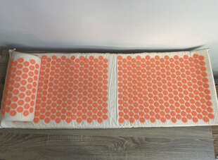 TOMSHOO Akupresūras komplekts - balts un oranžs, 115 x 40 cm cena un informācija | Masāžas piederumi | 220.lv