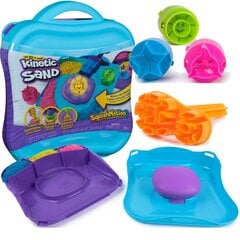 Plastmasa Kinetic Sand komplekts Squish Motion čemodāns 3 smiltis + piederumi cena un informācija | Modelēšanas un zīmēšanas piederumi | 220.lv