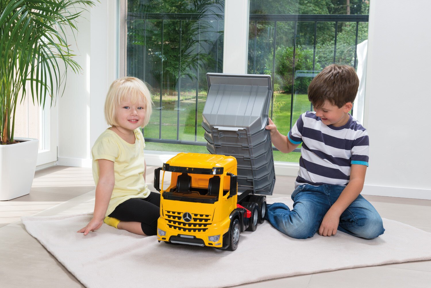 Rotaļu mašīna - pašizgāzējs LENA Mercedes Arocs, 63 cm, 3+ cena un informācija | Rotaļlietas zēniem | 220.lv