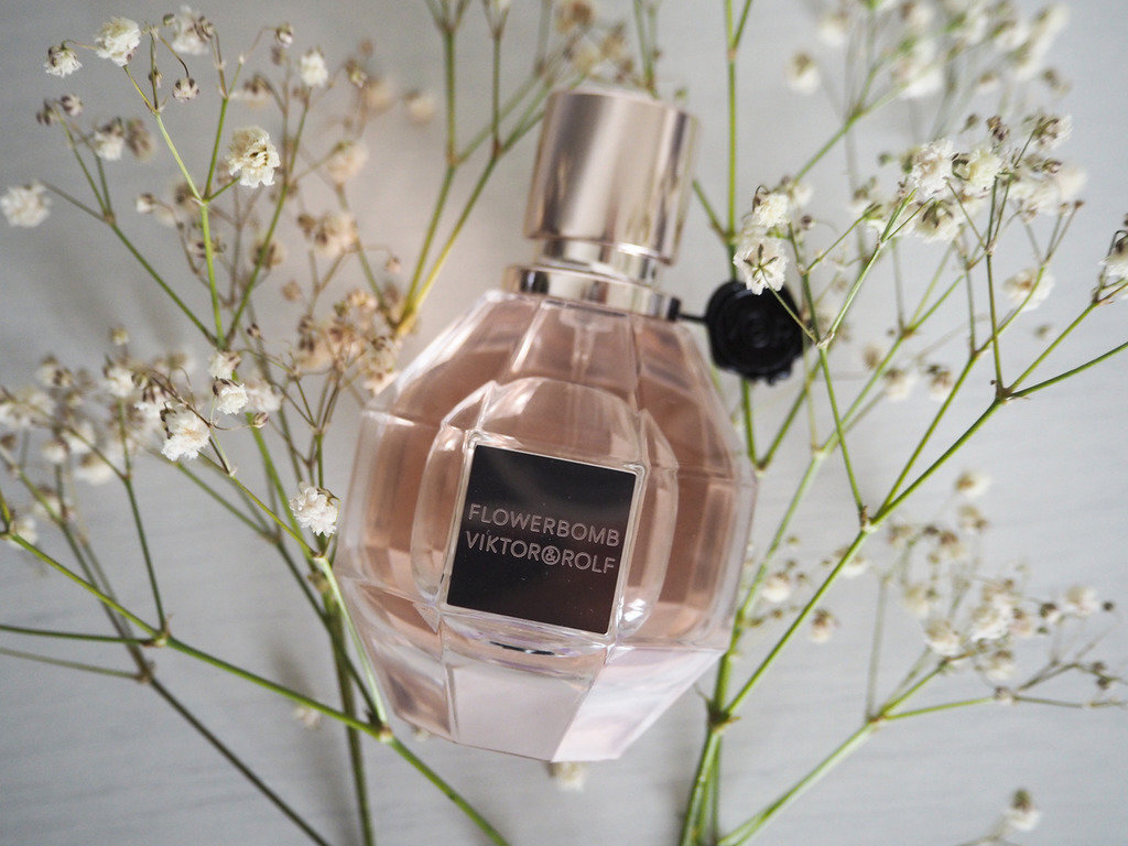 Komplekts Viktor & Rolf Flowerbomb: EDP 30 ml + dušas želeja 50 ml + ķermeņa krēms 40 ml cena un informācija | Sieviešu smaržas | 220.lv