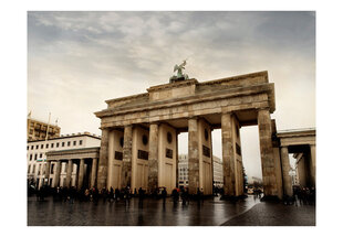 Foto tapete - Tourists near to the Brandenburg Gate цена и информация | Фотообои | 220.lv