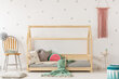 Gulta-mājiņa Dalidda ar aizsardzību, 80x200 cm, ozola krāsā cena un informācija | Bērnu gultas | 220.lv