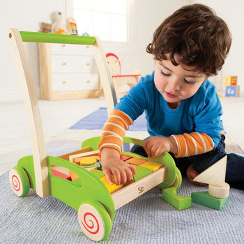 Koka ratiņi - stumjami, ar klucīšiem Hape, E0371 cena un informācija | Rotaļlietas zīdaiņiem | 220.lv