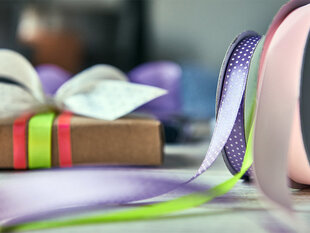 Satīna lente, gaiši violetā krāsā ar baltiem punktiem, 12 mm/25 m, 1 gab/25 m cena un informācija | Dāvanu saiņošanas materiāli | 220.lv