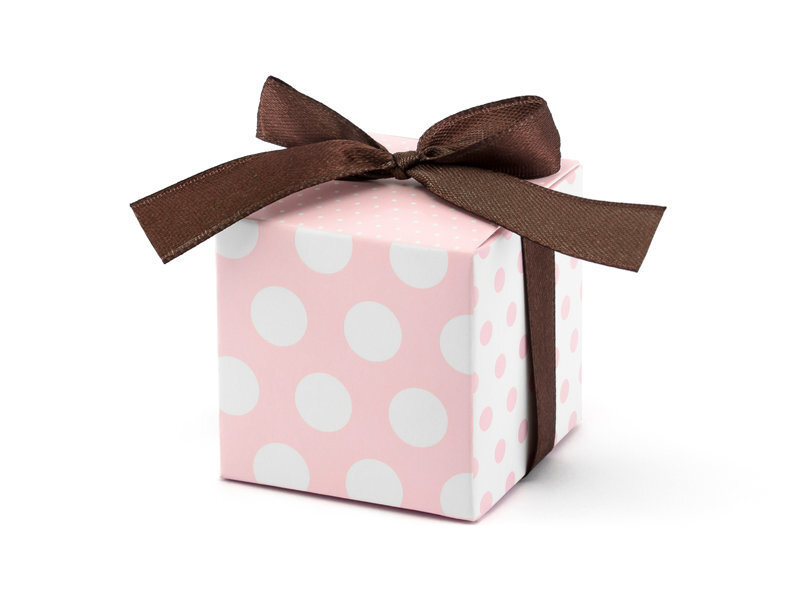 Dekoratīvas kastītes saldumiem, rozā ar baltiem punktiem un brūnas krāsas bantīti, 5x5x5 cm, 1 iepak./10 gab. cena un informācija | Vienreizējie trauki | 220.lv