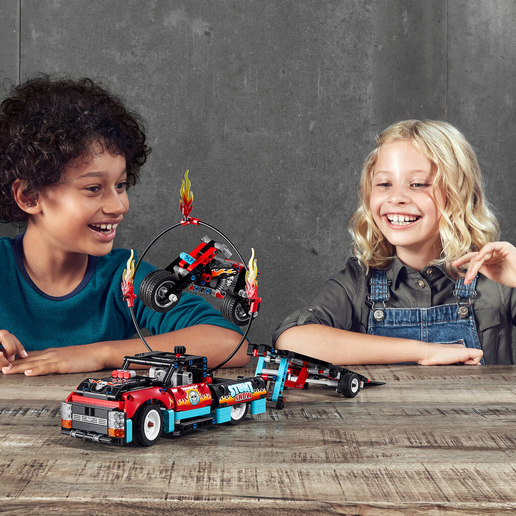 42106 LEGO® Technic Kaskadieru kravas automašīna un motocikls cena un informācija | Konstruktori | 220.lv