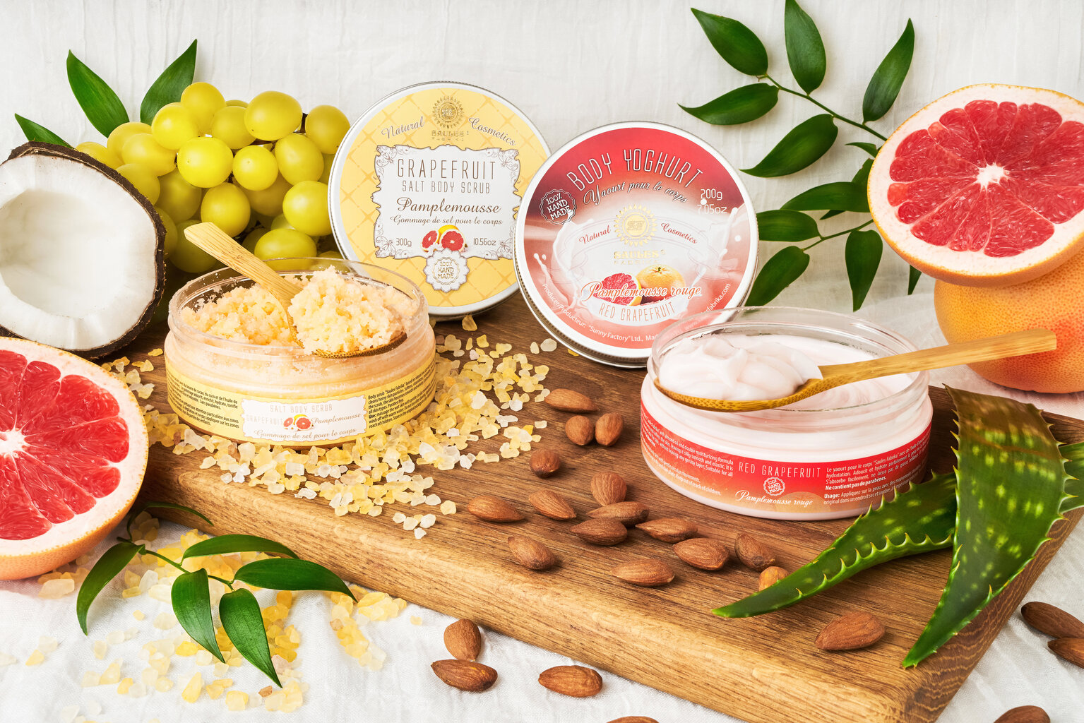 Dāvanu komplekts (ķermeņa jogurts 200g + sāls ķermeņa skrubis 300g + dušas želeja 200ml + vannas bumba 145g) GRAPEFRUIT Saules Fabrika cena un informācija | Ķermeņa skrubji | 220.lv