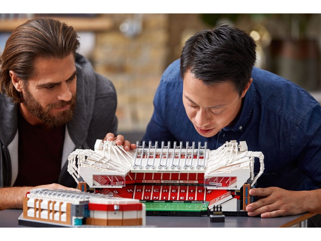 10272 LEGO® Creator Manchester United stadions цена и информация | Konstruktori | 220.lv