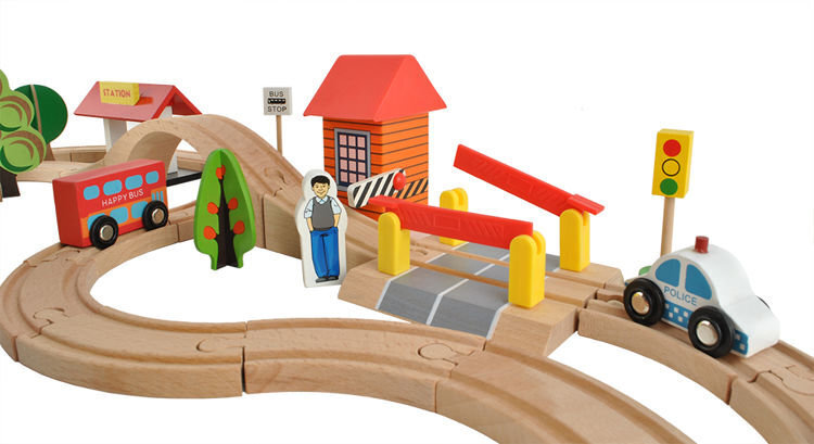 Liela koka vilcienu un automašīnu sacīkšu trase cena un informācija | Rotaļlietas zēniem | 220.lv